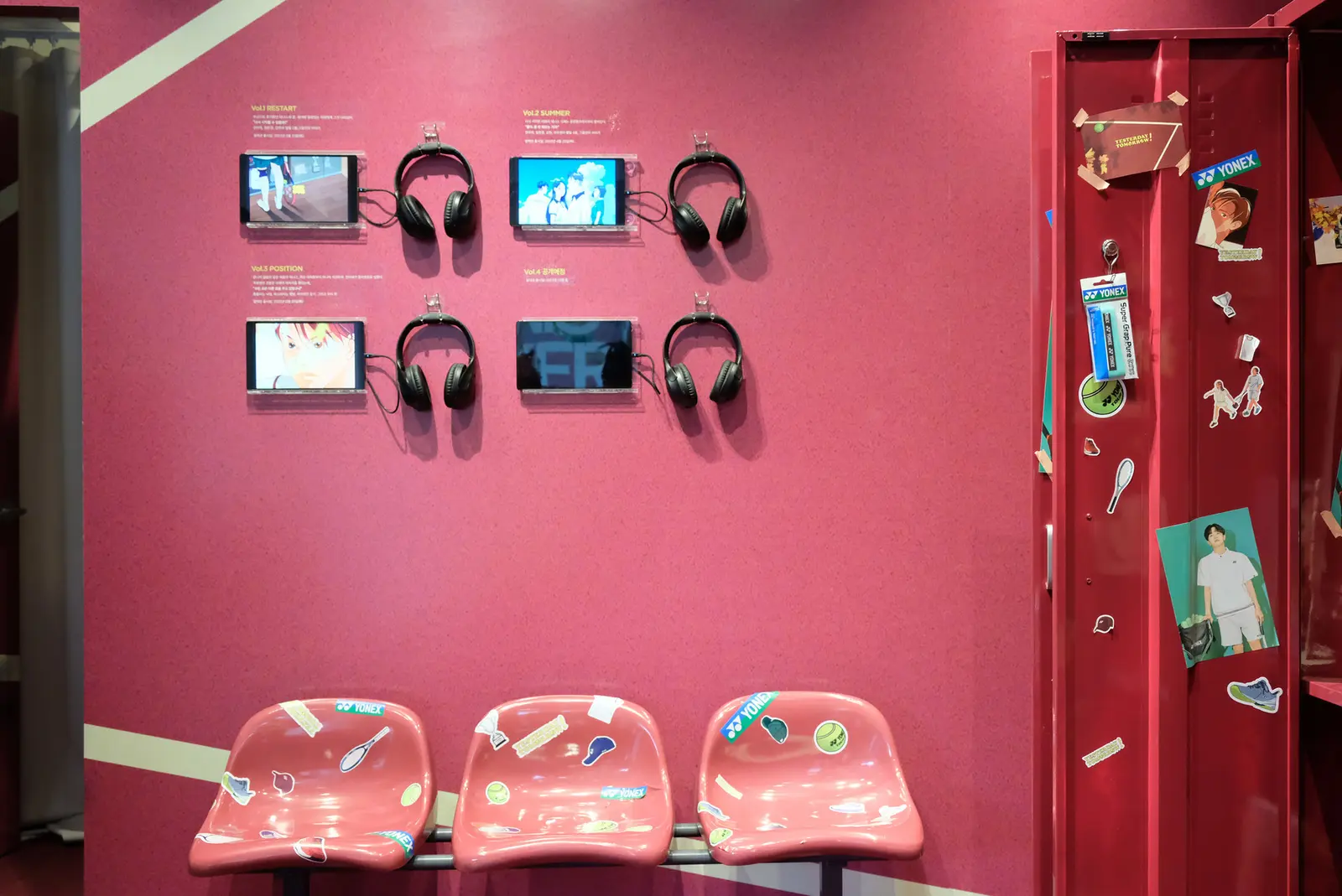 테니스 애니메이션 속 주인공의 락커룸을 엿보다