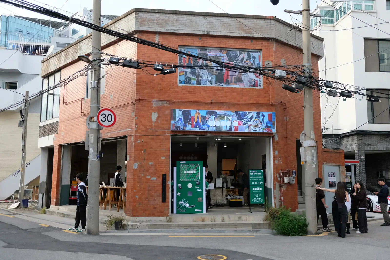 차고에서 만나는 모터스포츠의 재해석