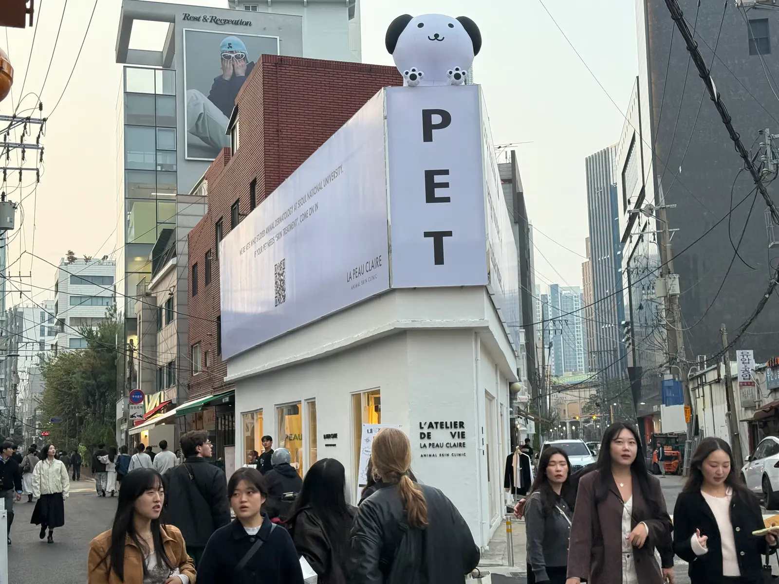 성수 연무장길 초입 대형 광고판 코너 팝업 4