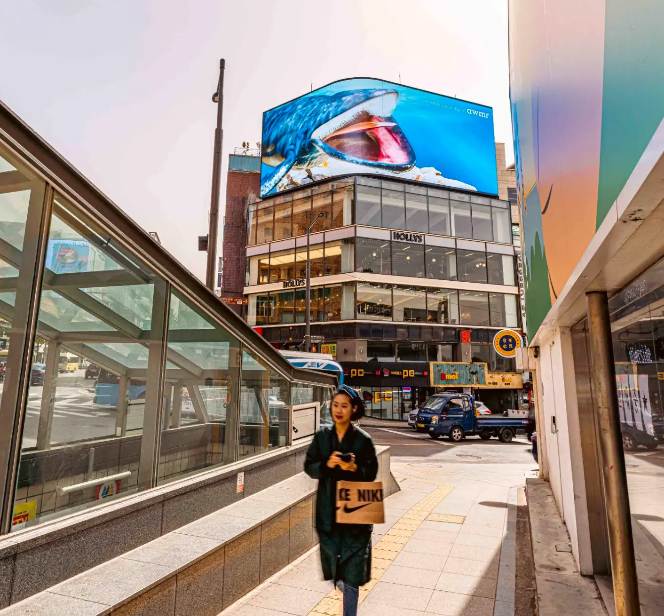 이태원역 메인거리 대형 LED 스크린 2