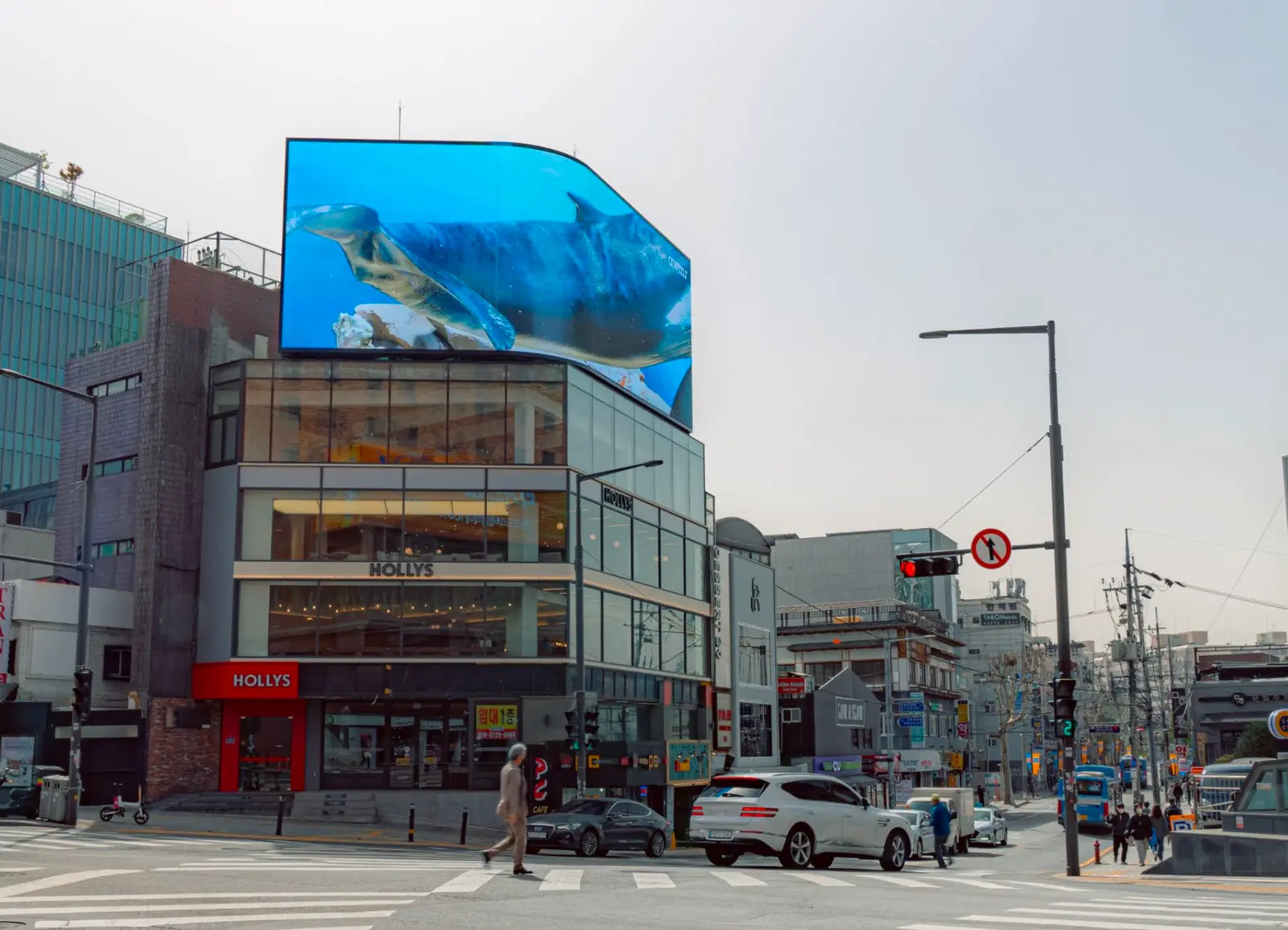 이태원역 메인거리 대형 LED 스크린