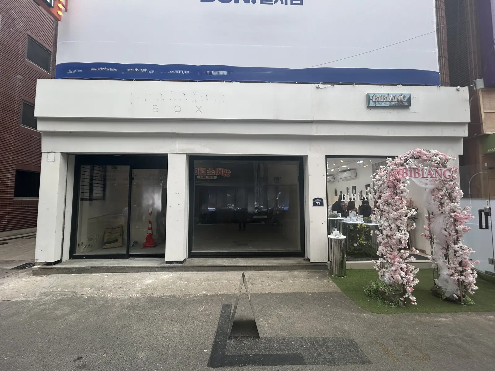 성수 연무장길 메인, 4번 출구 도보 2분거리