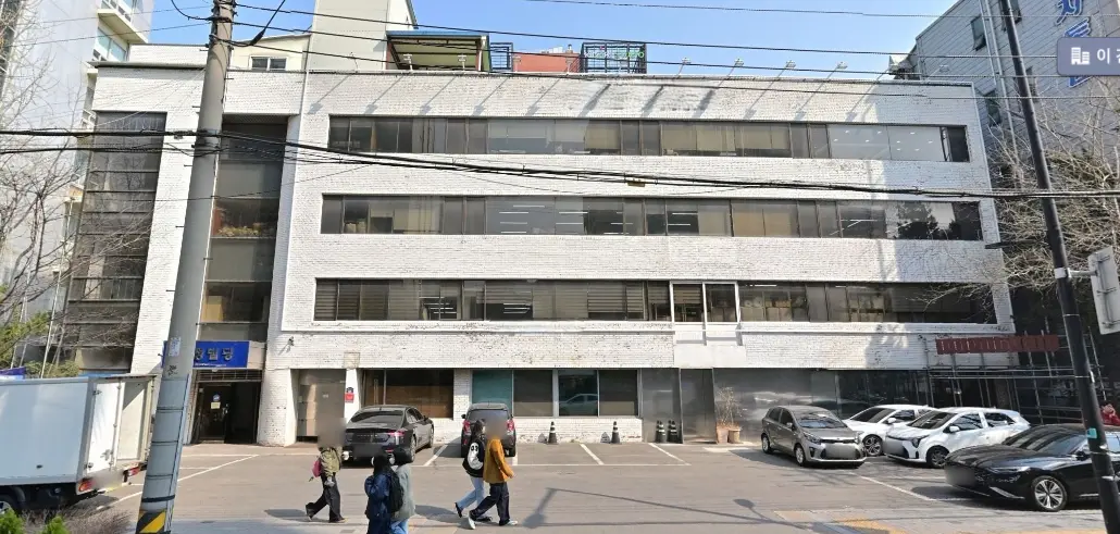 성수역 3번 출구 도보 1분 100평 대형공간 +외벽광고