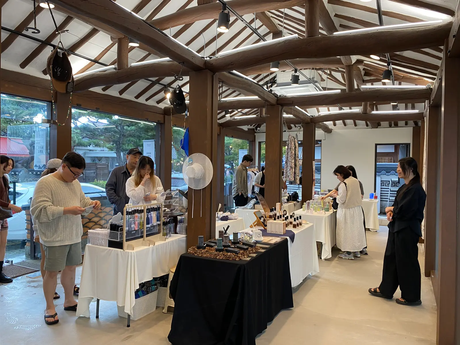 전주 한옥마을 팝업 공간 (일 백만원 미만, 유동 5천+, 인력 지원)