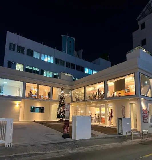 합정동 망리단길 초입에 위치한 대형 공간