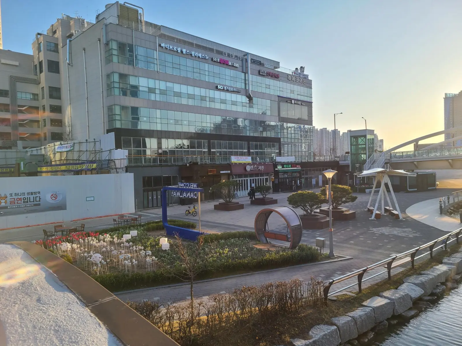 청라 호수공원 및 커널웨이가 보이는 2층 전체 293평 공간 4