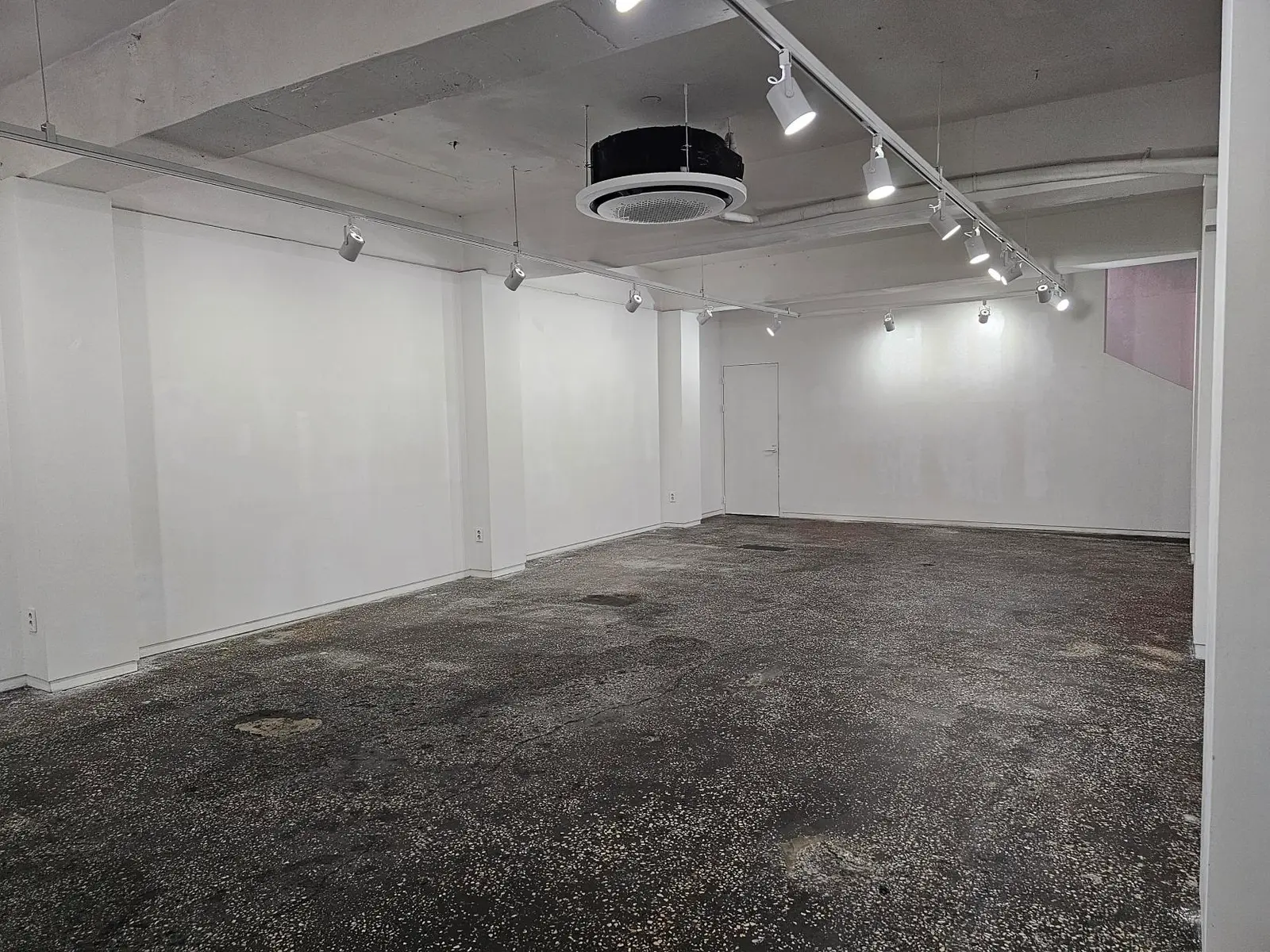 성수동 연무장길 메인거리 약80평 지하1층공간 3