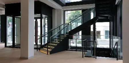 가로수길 메인거리 화이트톤 깔끔한 공간 5