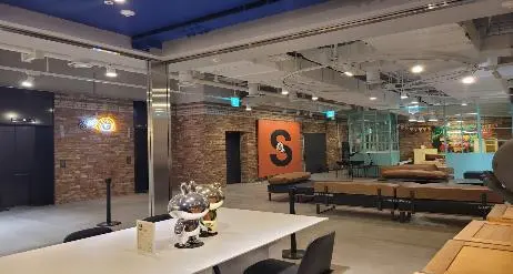 홍대입구역 대로변 코너 높은층고 100평이상 넓은 공간 2