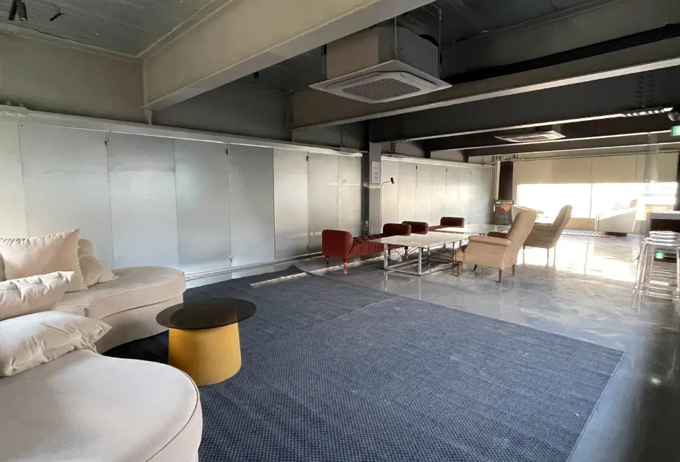 성수동 연무장길 메인 폴딩도어 깔끔한 공간 3
