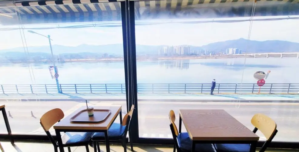 경기도 양평에 위치한 24평 한강리버뷰 카페 2