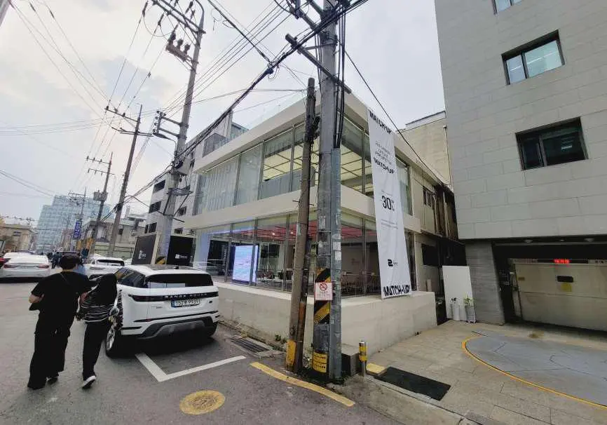 성수동 역세권 층고 높은 통건물 마당 보유 공간 5