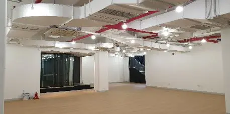 가로수길 메인거리 화이트톤 깔끔한 공간 4