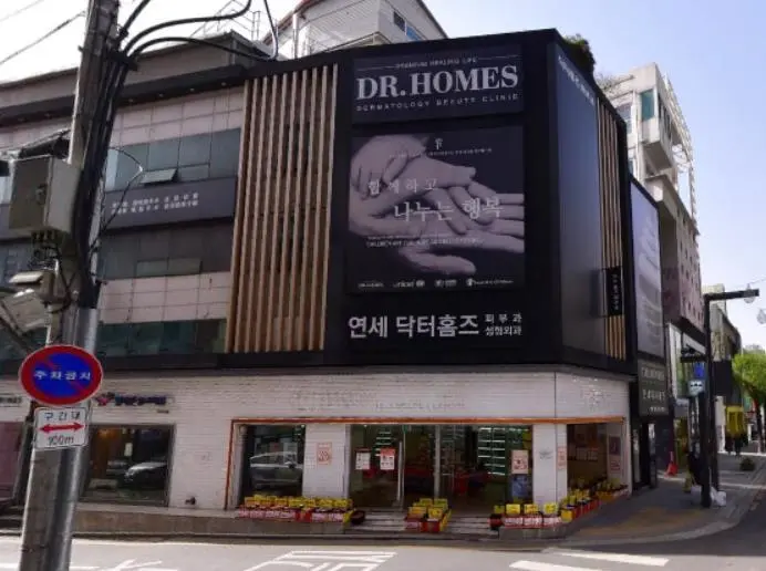 가로수길 초입 코너에 위치한 대형 공간