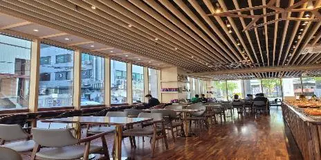 성수역 대로변 코너에 위치해 접근성 우수 유동인구가 활발한 공간 2