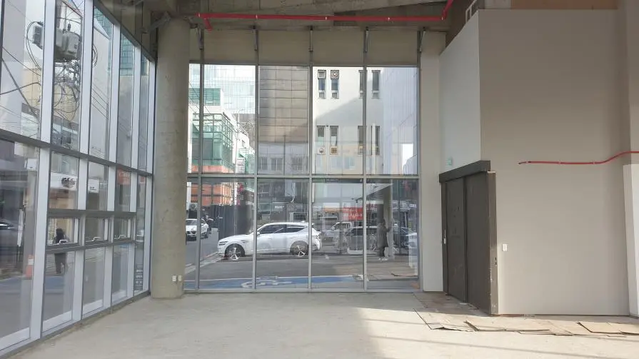 강남 압구정로데오역 대로변에 위치한 루프탑 건물 4