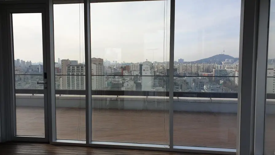 강남 압구정로데오역 대로변에 위치한 루프탑 건물 3