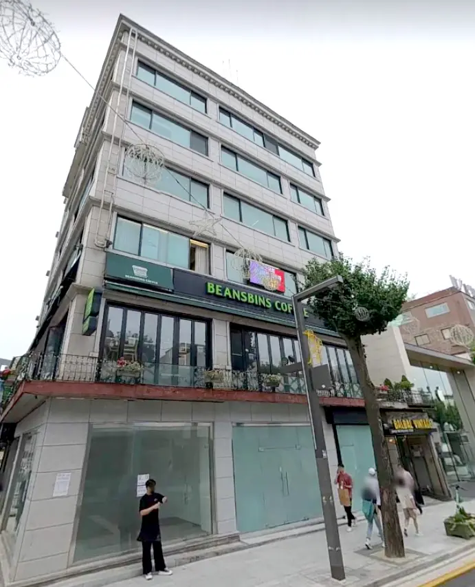 강남 신사동에 위치한 12평 빈공간