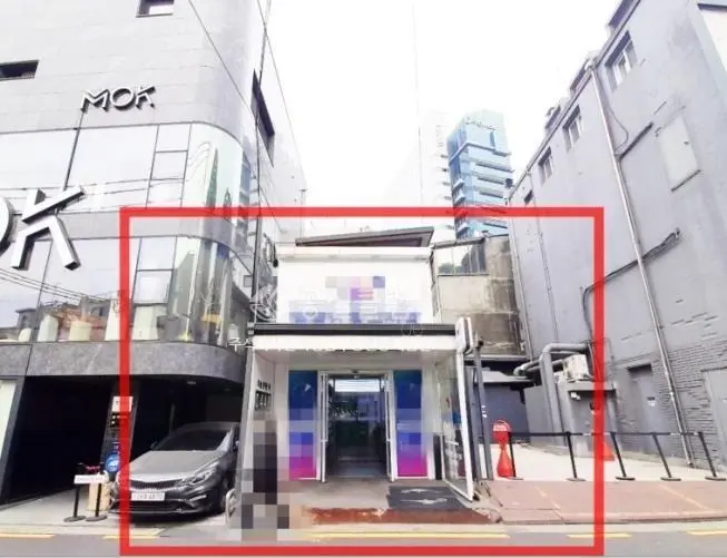 가로수길 초입 코너에 위치한 대형 공간 3