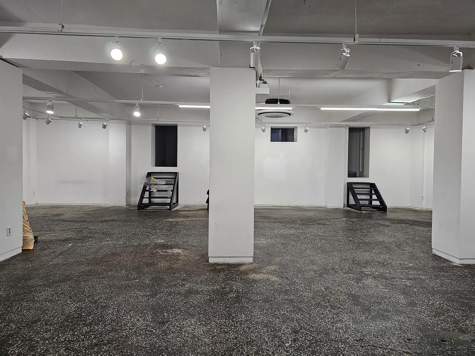성수동 연무장길 메인거리 약80평 지하1층공간 4