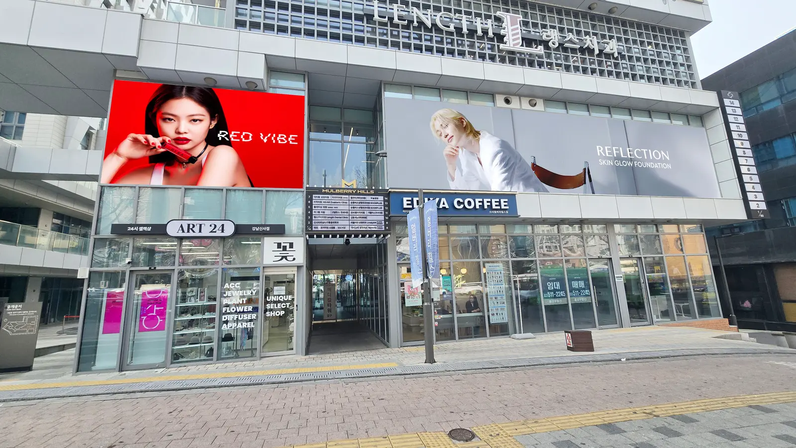 신사역 1,2층 대로변 팝업스토어 + 통유리 랩핑광고
