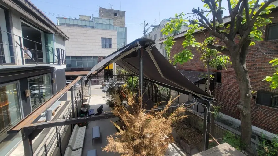 도산공원 메인거리 테라스 보유한 카페공간 5
