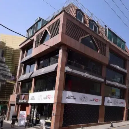 압구정 메인라인에 위치 외벽 광고효과가 우수한 공간