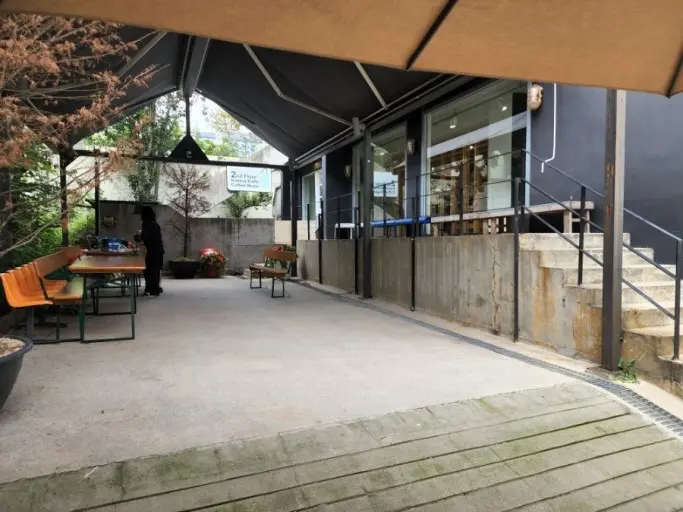 도산공원 메인거리 테라스 보유한 카페공간 2
