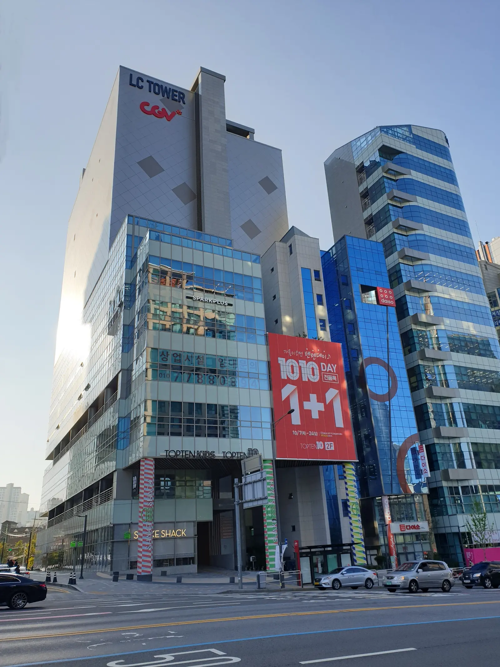 홍대입구역 바로 앞 오픈형 25평 1층 공간