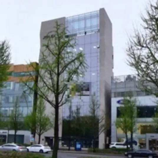 송파 올림픽공원 앞 대로변 위치한 통유리 공간
