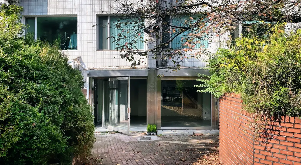 오래된 아파트에 숨겨진, 백색 아뜰리에