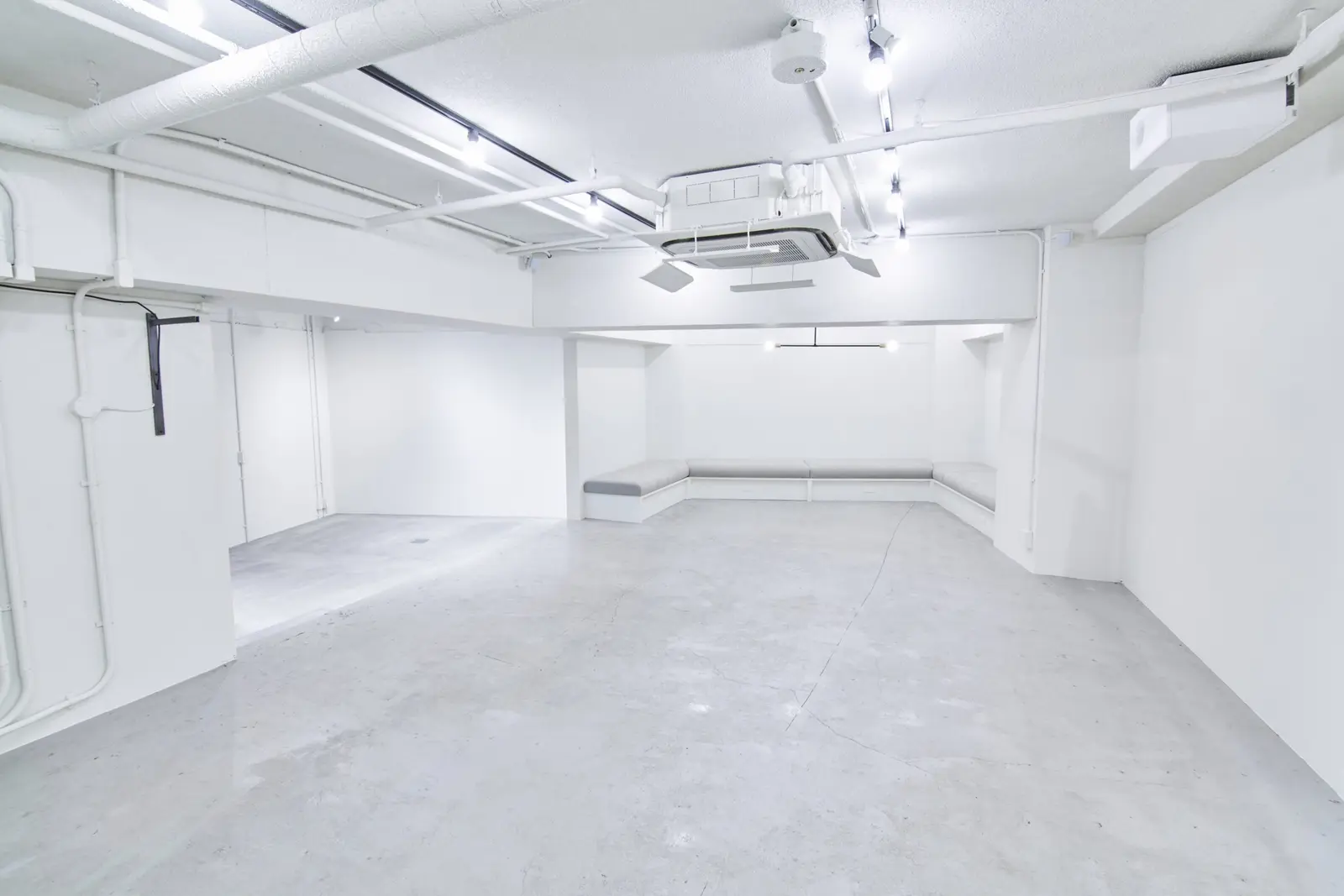 도쿄 하라주쿠_약 220㎡ 규모의 대형 갤러리 스페이스