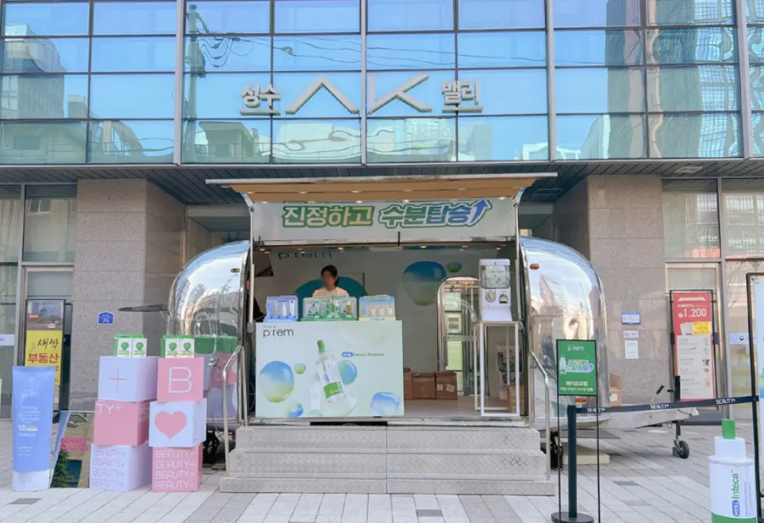 성수 연무장길 한가운데, 브랜드 경험을 가장 직관적으로 드러낼 수 있는 야외 마당형 팝업 공간
