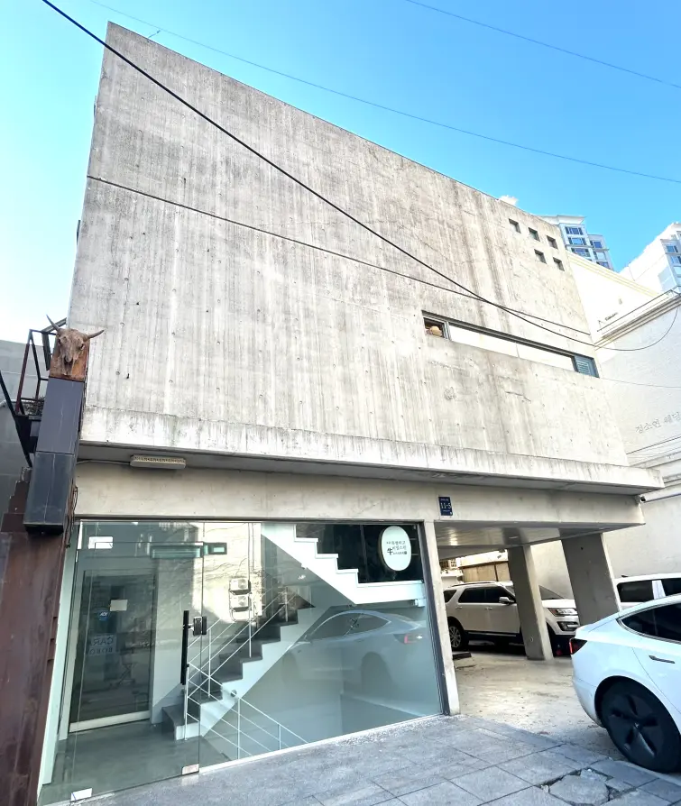도산공원 인근 파사드 노출형 팝업·전시 건물