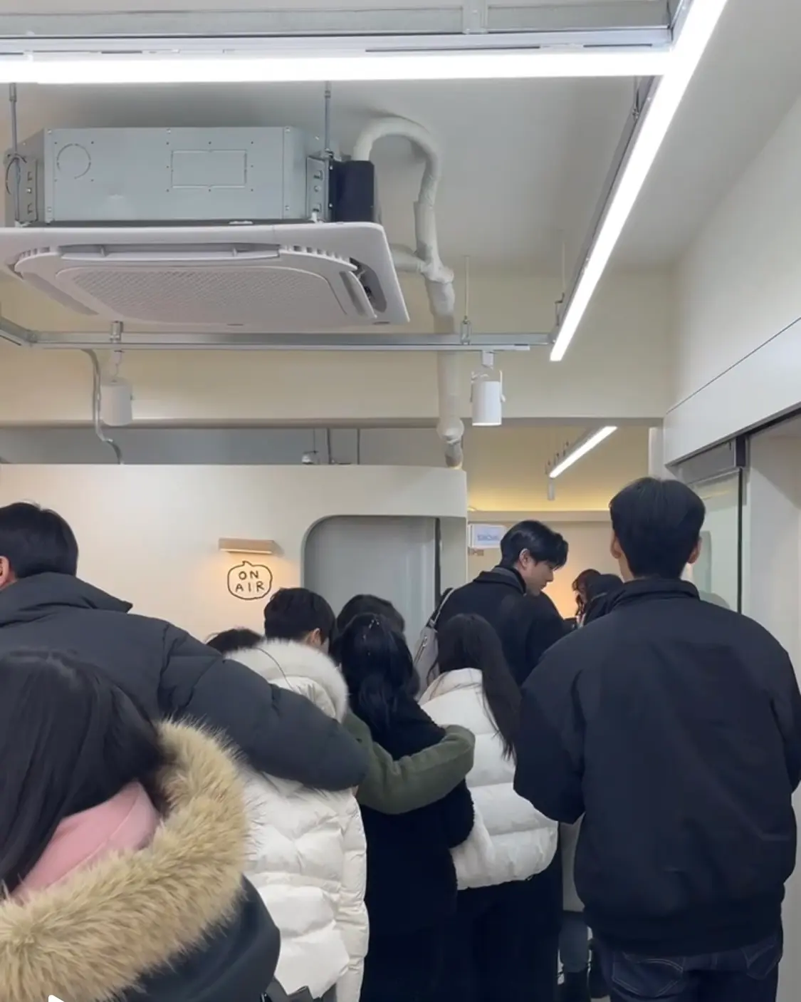 성수 연무장길 자연도 소금빵, 블루 엘리펀트를 마주하는 핵심지에 위치한 공간 5