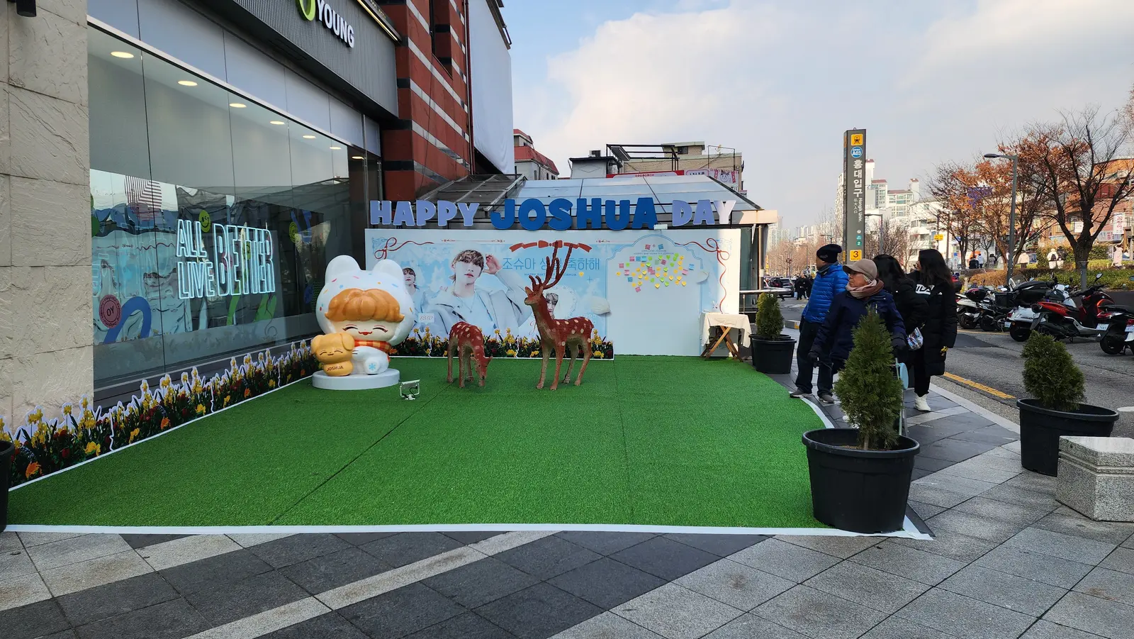 홍대입구3번출구 앞 야외 팝업 스토어 3