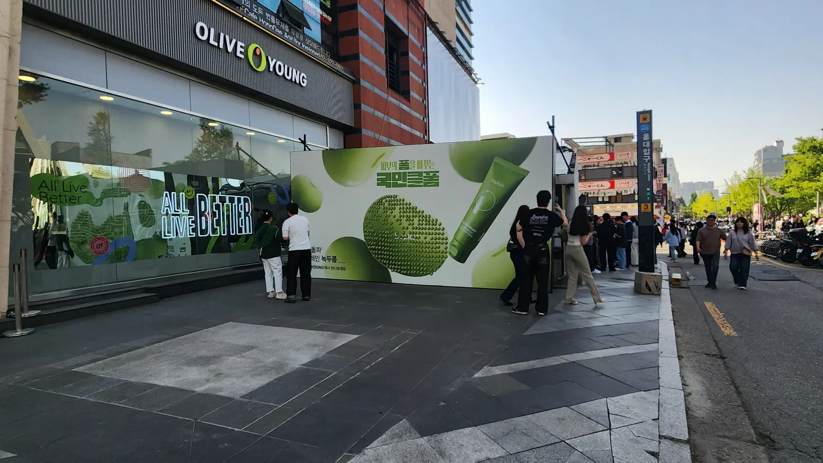 홍대입구3번출구 앞 야외 팝업 스토어 4