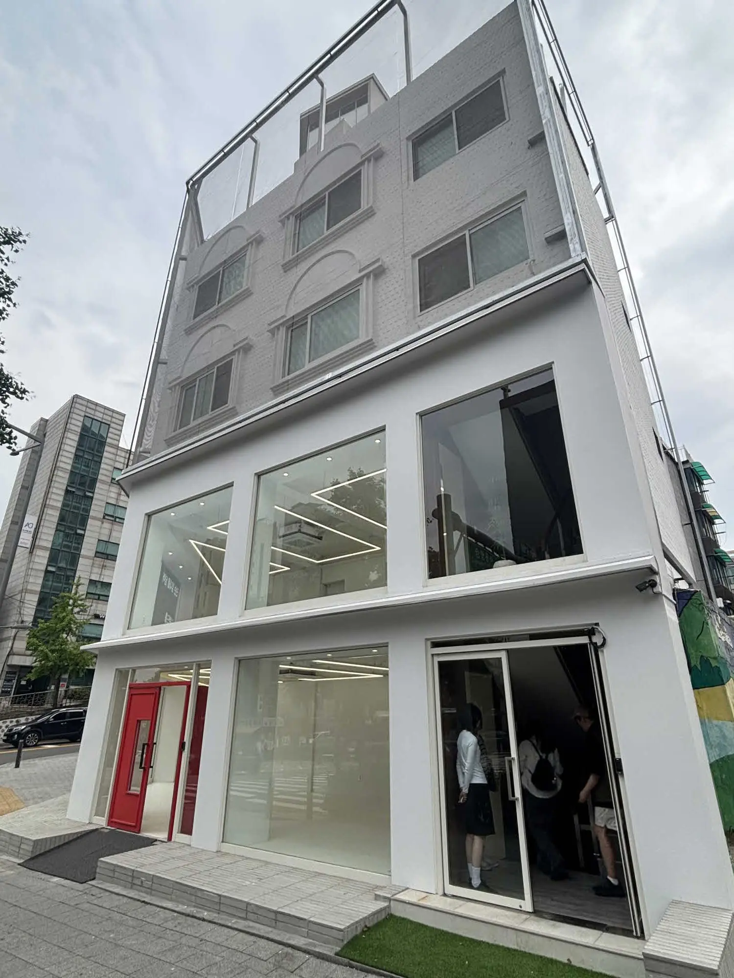 홍대입구역 초근접 대로변 15평 공간