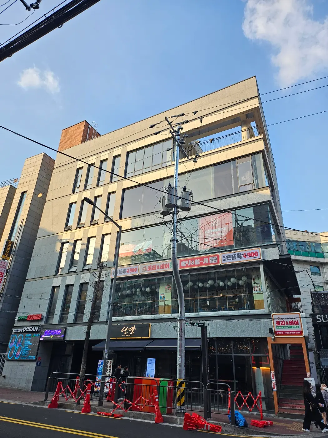 홍대 클럽거리 메인 상권 팝업스토어 공간