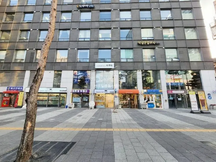 충무로역 인근 대로변 1층 소형 팝업 공간