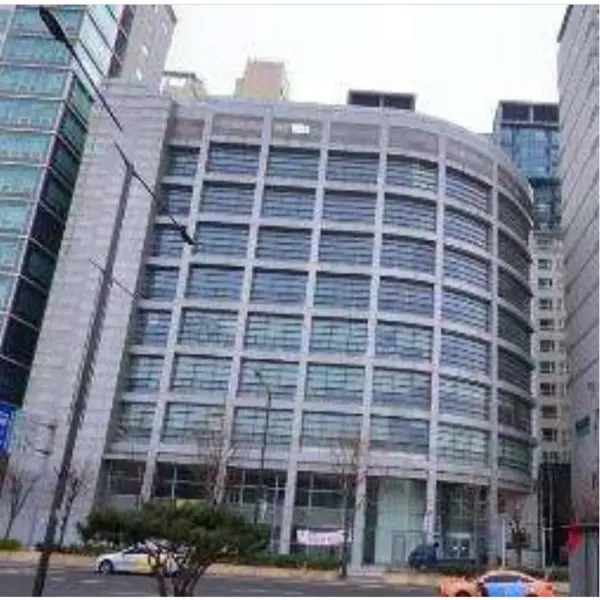 잠실역 몽촌토성역 인근 대로변에 위치한 공간