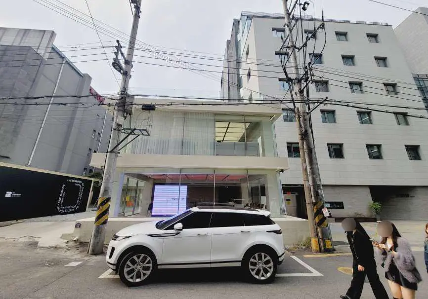 성수동 역세권 층고 높은 통건물 마당 보유 공간 4