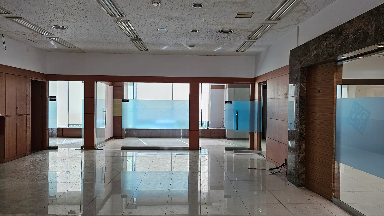 학동사거리 철거예정 건물 자유롭게 사용 가능한 공간 2