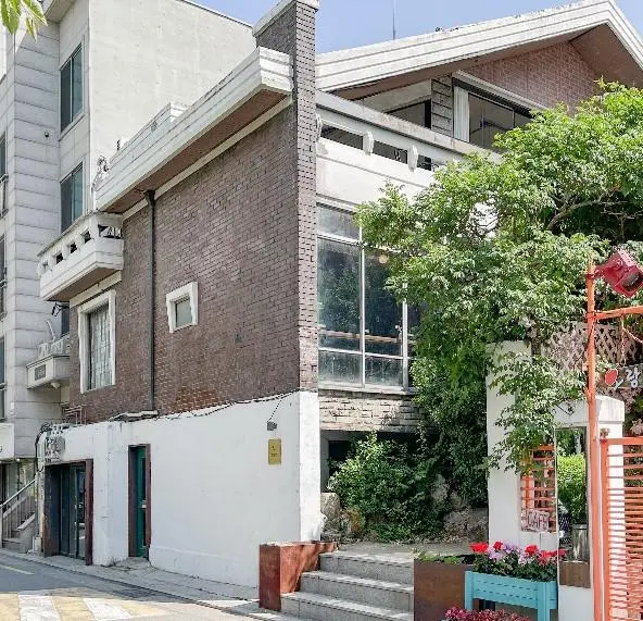 연남동 차고지 개조한 3층 복합문화공간 2