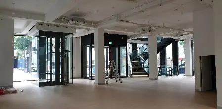 가로수길 메인거리 화이트톤 깔끔한 공간