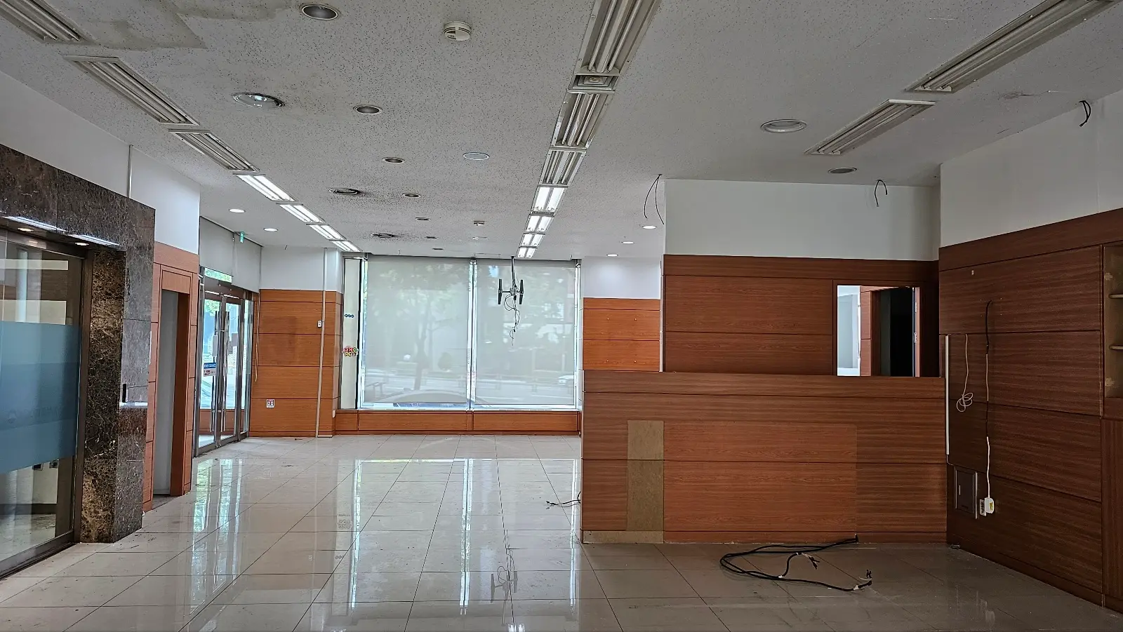 학동사거리 철거예정 건물 자유롭게 사용 가능한 공간